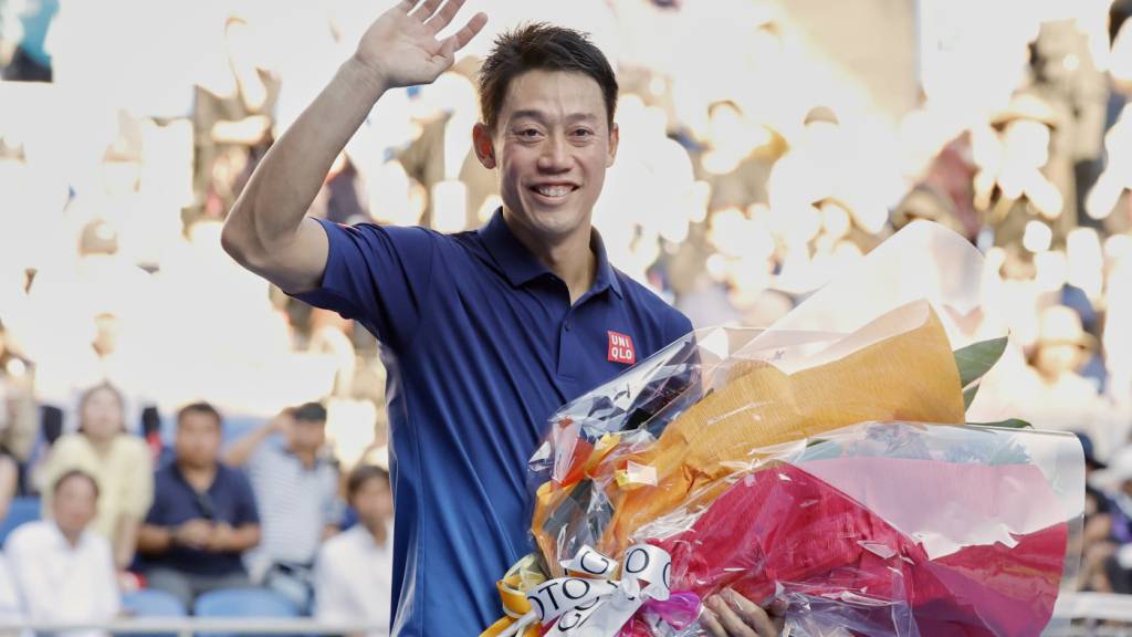 Kei Nishikori winkt den Fans ein letztes Mal zu