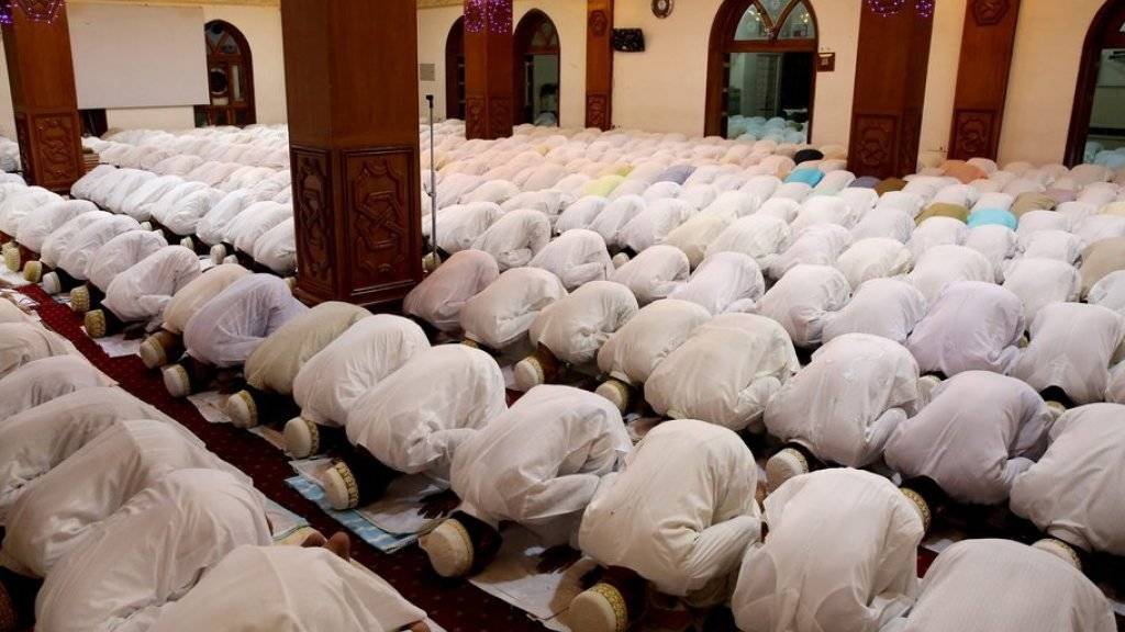 Muslime in der indischen Stadt Bhopal beten am Ende des Ramadans.