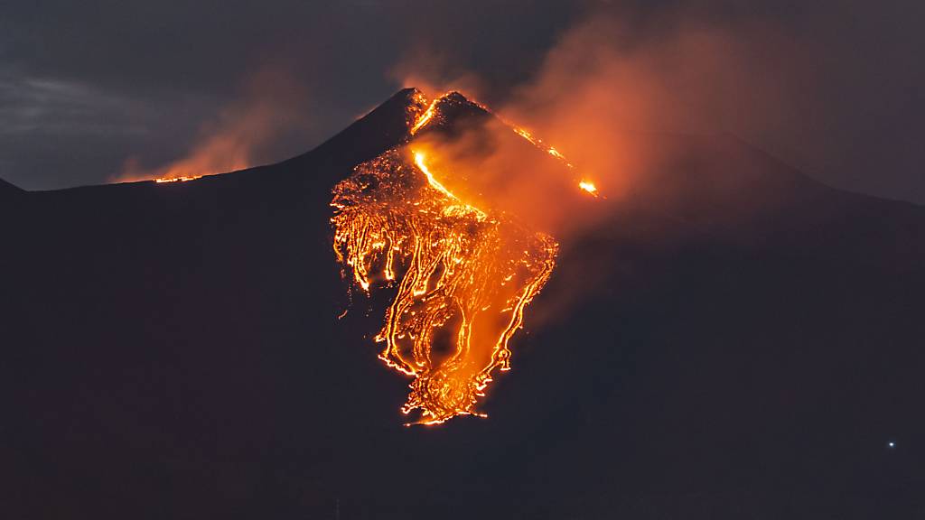 Lava fließt aus dem Vulkan Ätna in der Nähe von Catania. Foto: Salvatore Allegra/AP/dpa