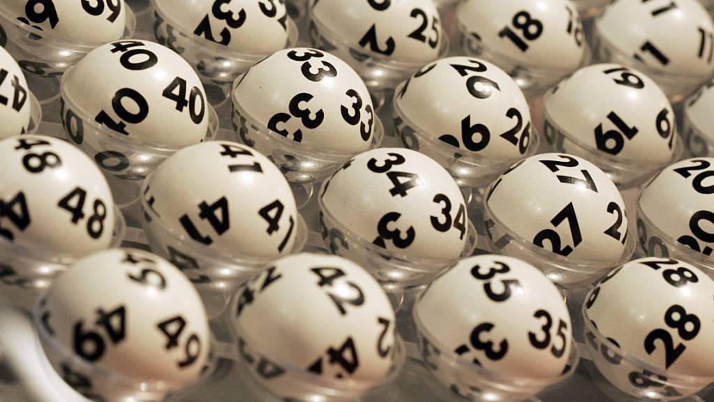 ARCHIV - Kugeln für die Ziehung der Lottozahlen. Foto: Frank May/dpa