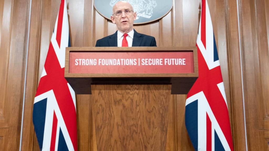 ARCHIV - Großbritanniens Verteidigungsminister John Healey hält in der Downing Street Nr. 9 eine Rede. (zu dpa: «Bericht: Briten planen Praktikumsjahre beim Militär») Foto: Stefan Rousseau/PA Wire/dpa