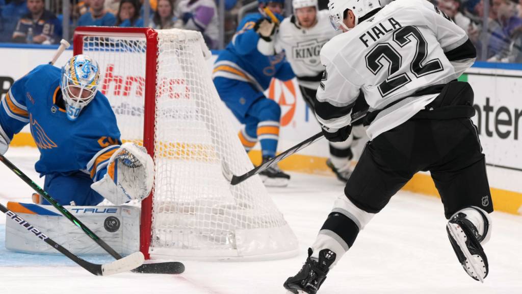 Kevin Fiala drückt aus spitzem Winkel ab