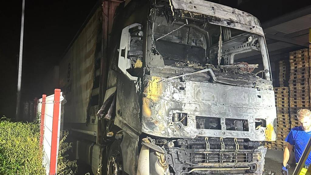 Lastwagen in Birr fängt Feuer – Führerkabine komplett ausgebrannt