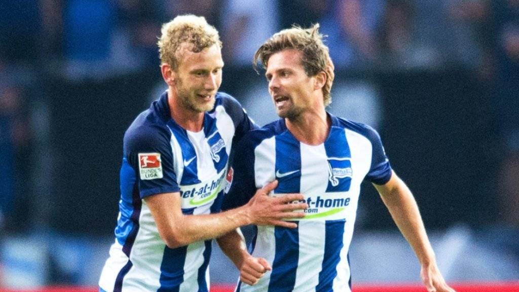 Die Schweizer Fabian Lustenberger (l.) und Valentin Stocker feiern beim 2:0-Sieg gegen Schalke