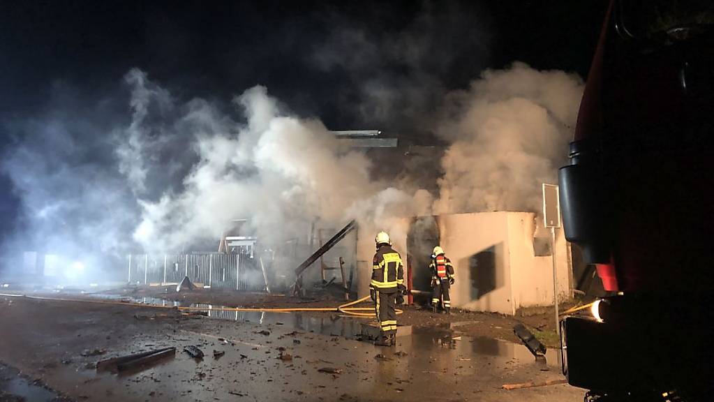 Bei den Löscharbeiten eines brennenden Container kam es am Freitagabend in in Sitten zu einer starken Explosion. Ein Feuerwehrmann wurde dabei leicht verletzt.