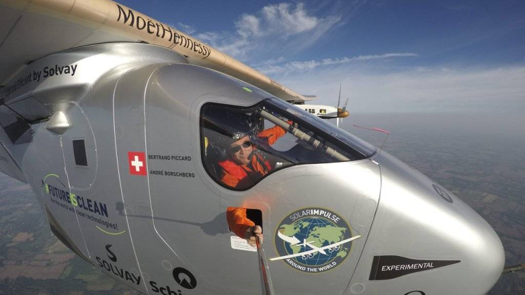 Experten sind sich über den Nutzen des Solar-Impulse-Fluges um die Erde nicht einig. Im Bild Bertrand Piccard beim Aufnehmen eines Selfie aus dem Cockpit. (Archivbild)