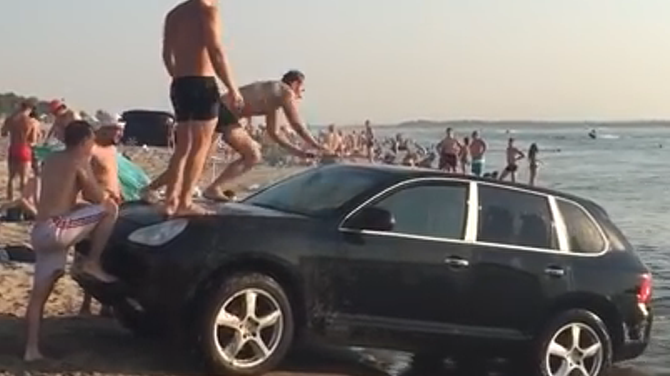 Mit dem Porsche an den Strand