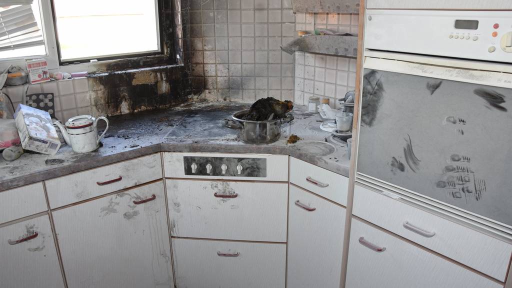 Diese Küche in Niederhelfenschwil fiel den Flammen zum Opfer.