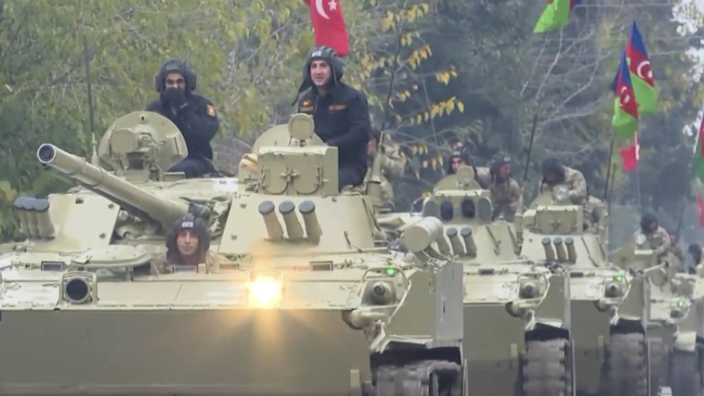 ARCHIV - In diesem Ausschnitt aus einem Video fahren Panzer der aserbaidschanischen Streitkräfte. Foto: Uncredited/APTN/AP/dpa - ACHTUNG: Nur zur redaktionellen Verwendung im Zusammenhang mit der aktuellen Berichterstattung und nur mit vollständiger Nennung des vorstehenden Credits
