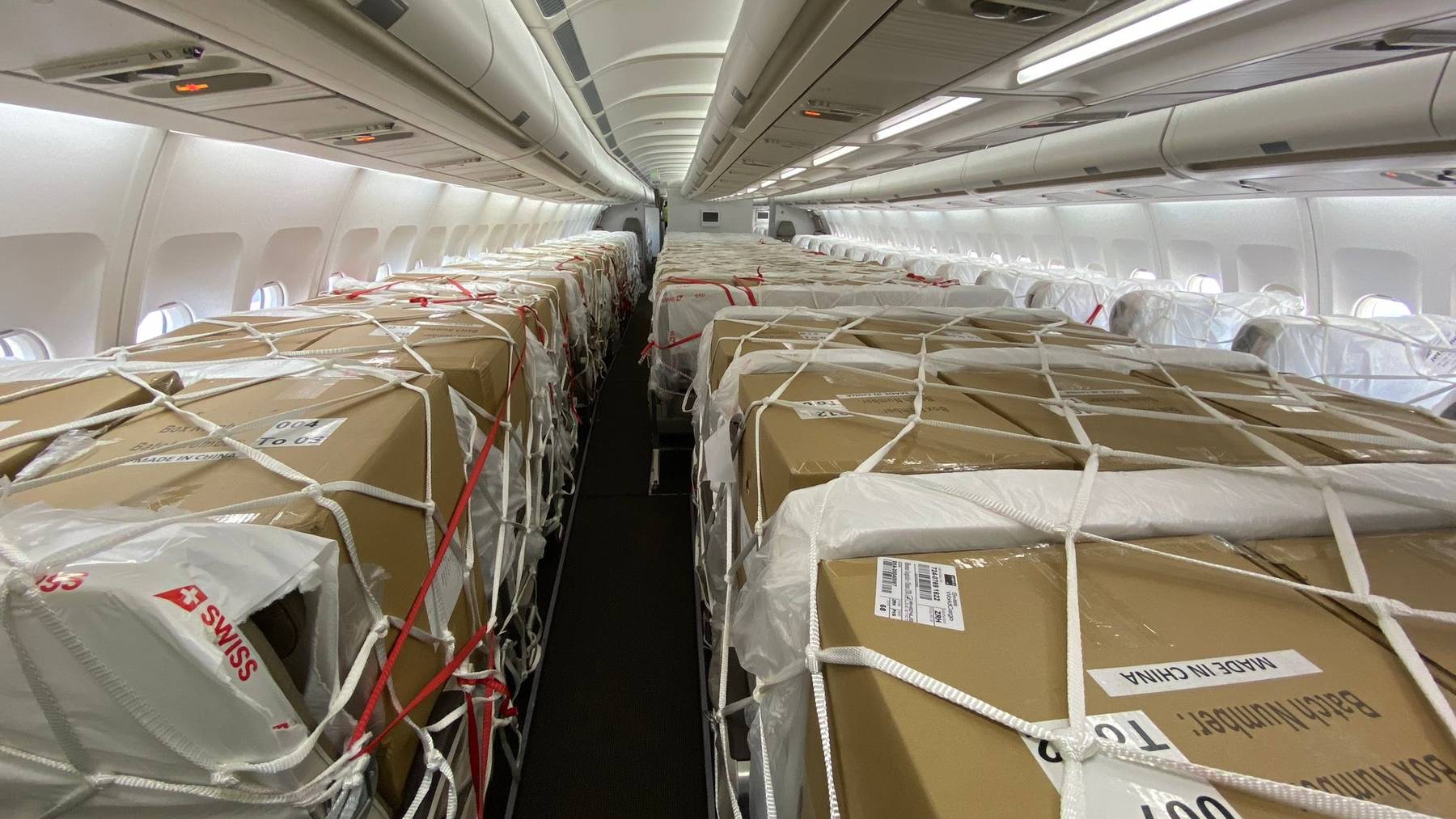 Die Passagierkabine des Airbus A340 ist mit Schutzmaterial beladen.