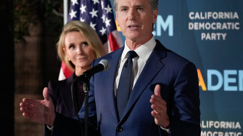 Der kalifornische Gouverneur Gavin Newsom spricht während einer Pressekonferenz am Wahlabend im Büro der Demokratischen Partei Kaliforniens. Foto: Godofredo A. Vásquez/AP/dpa