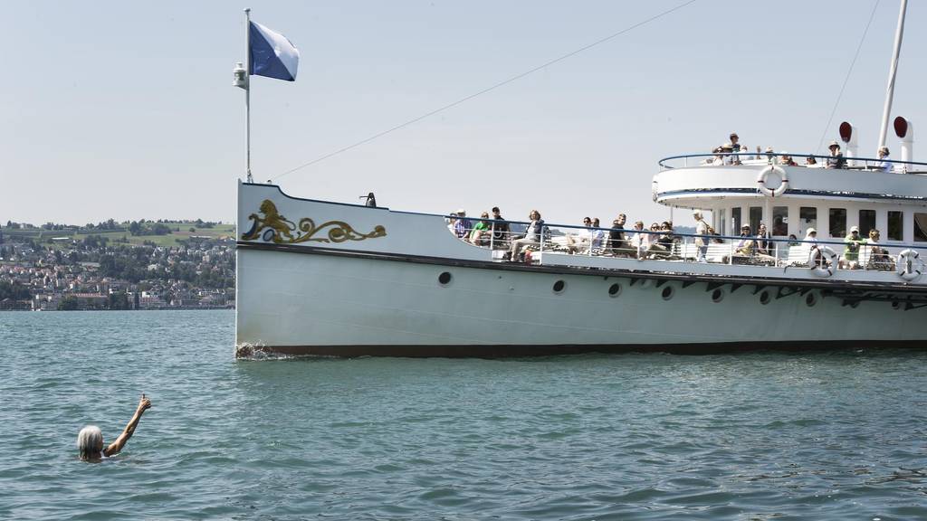 Eine ungewöhnliche Form des Protests: Sylvia Bachofen schwimmt extra nah ans Kursschiff heran, um es zum Hornen zu bringen.
