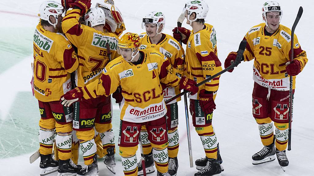 Die SCL Tigers feiern im Penaltyschiessen in Biel den zweiten Saisonsieg