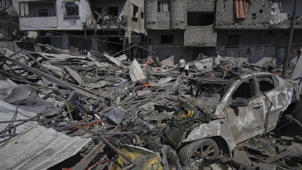 Palästinenser inspizieren die Trümmer einer durch einen israelischen Luftangriff zerstörten Tankstelle in Deir al-Balah im zentralen Gazastreifen. Foto: Abdel Kareem Hana/AP/dpa