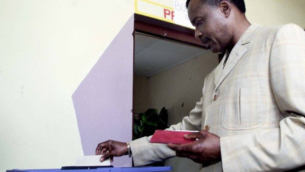 Schon lang im Amt: Kongos Präsident Denis Sassou Nguesso gibt 2002 seine Stimme ab (Archivbild).