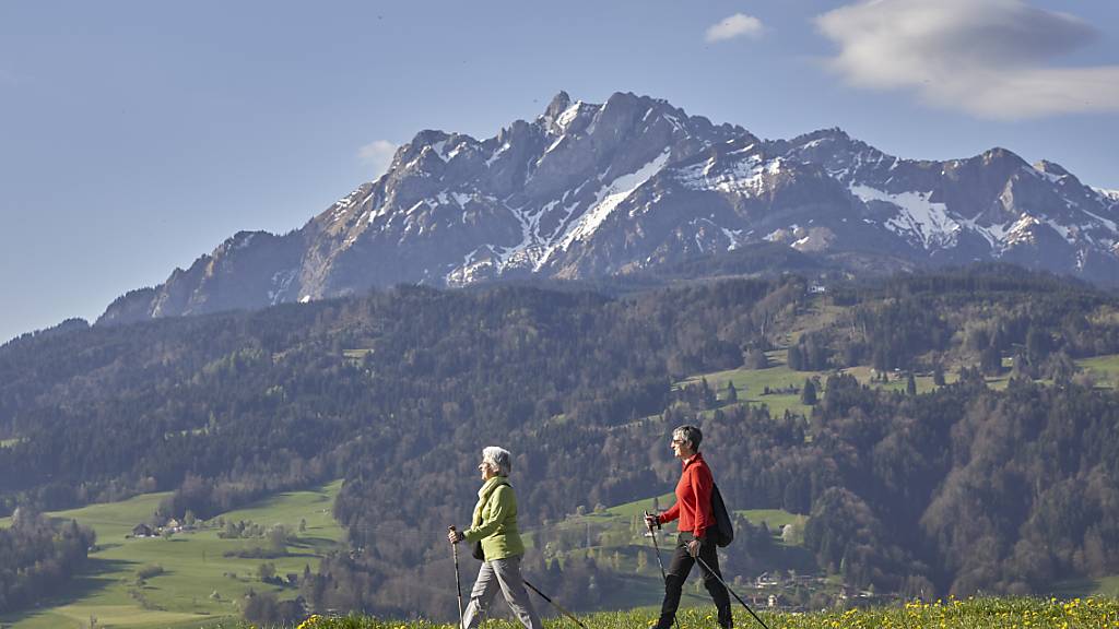 Der Sonnenberg (im Hintergrund der Pilatus) ist ein beliebtes Naherholungsgebiet. (Archivaufnahme)