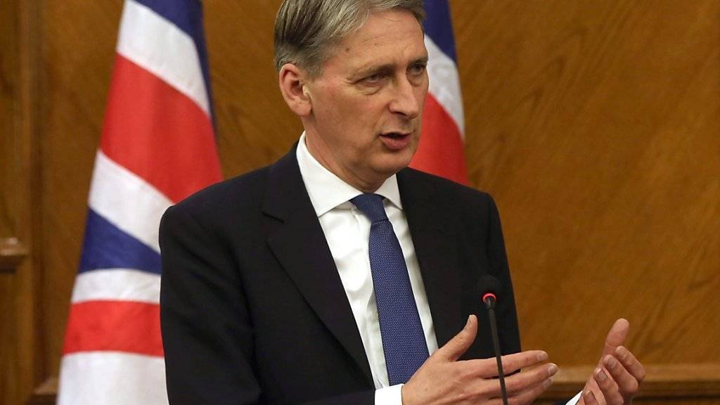 Der britische Aussenminister Philipp Hammond kritisierte Russland dafür, dass es mit seinen Luftangriffen in Syrien auch Rebellen ins Visier nimmt, die der Westen unterstützt.