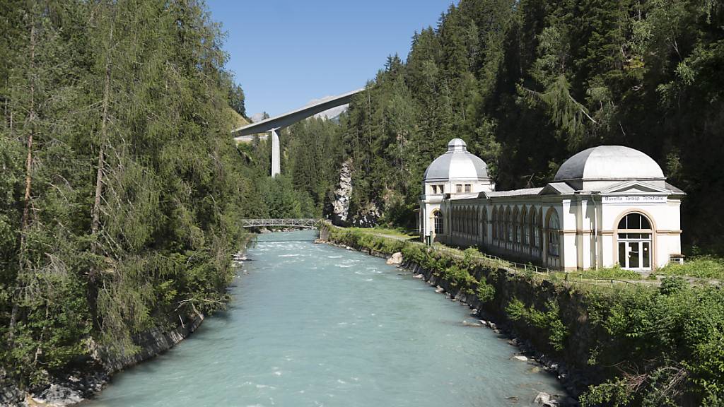 Blick auf den Inn in Vulpera im Unterengadin. Wenige Kilometer flussabwärts produziert das neue Bündner und Tiroler Gemeinschaftskraftwerk Inn Strom für 90'000 Haushalte. (Archivbild)