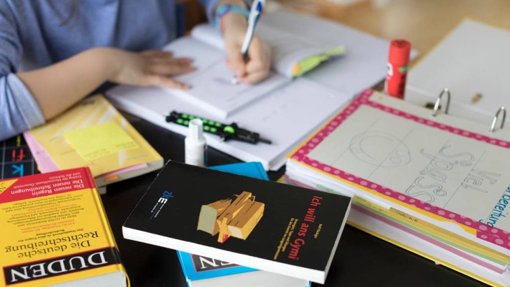 Wer im Kanton Zürich ans Gymnasium will, muss die Zentrale Aufnahmeprüfung bestehen. Dies bedeutet für viele Kinder und Jugendliche büffeln. (Symbolbild)