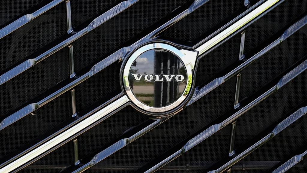 Der Autobauer Volvo will künftig wieder stärker auf Verbrenner setzen. (Archivbild)