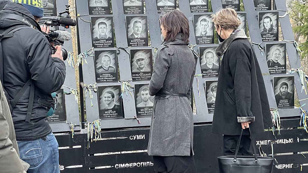 Außenministerin Annalena Baerbock (2.v.r.) besucht das Denkmal für die «Himmlische Hundertschaft», wo an die Toten der proeuropäischen Revolution von 2014 erinnert wird. Foto: Jörg Blank/dpa