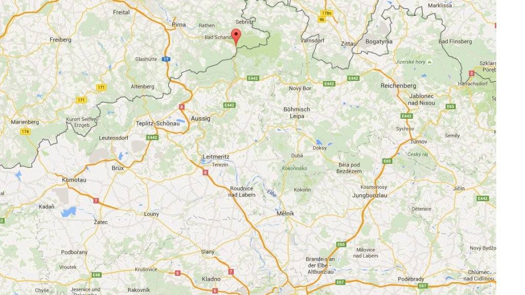 Auf der Bahnstrecke zwischen Dresden und Prag blockiert ein Erdrutsch die Schienen in der Nähe der deutschen Ortschaft Schmilka. (Bild: googlemaps)