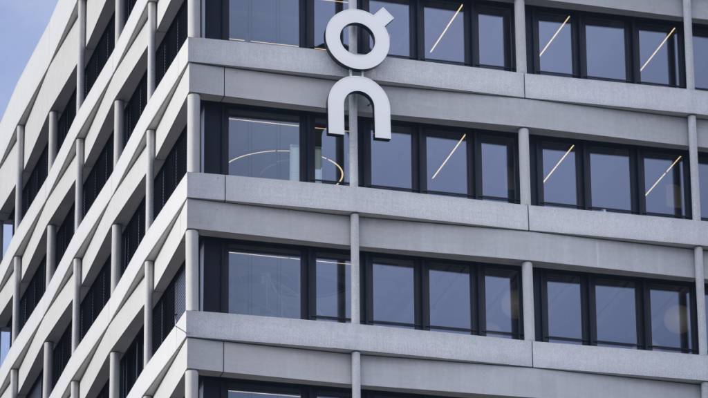 Das Gros der Umsätze von On machen mit 2,80 Milliarden Franken die Verkäufe von Schuhen aus. Allerdings wuchsen die Bereiche Bekleidung und Accessoires rasant. (Archivbild)