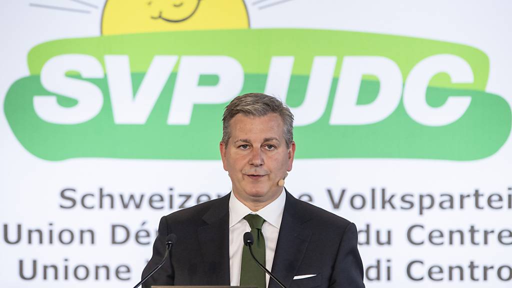 SVP-Präsident Marco Chiesa darf sich laut dem SRG-Wahlbarometer auf Wählerzuwachs freuen. (Archivbild)