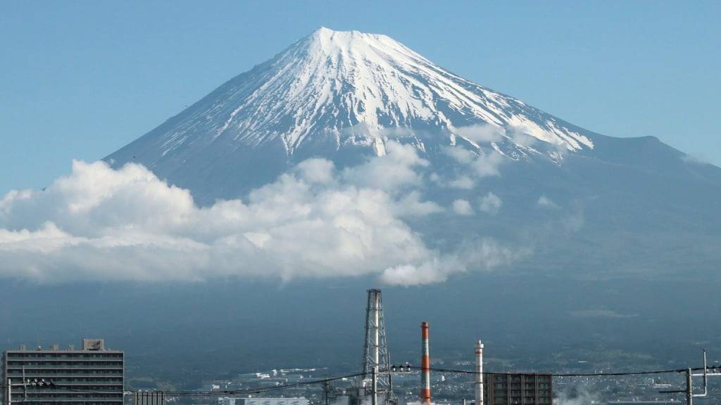 Wegen Übertourismus: Kürzlich wurde ein Maschennetz vor dem Fuji-Berg angebracht, um die Sicht auf das beliebte Fotosujet einzuschränken. (Archivbild)