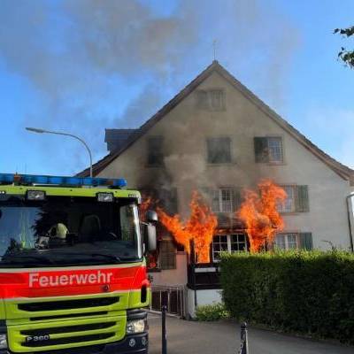 Brand bricht in Mehrfamilienhaus in Rüschlikon aus – zwei Personen verletzt