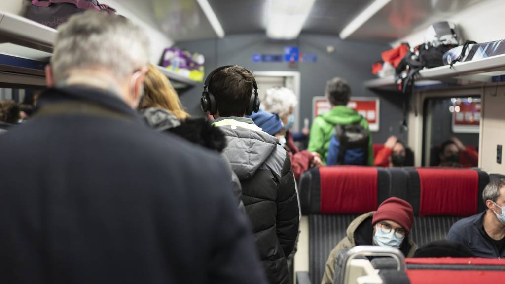 Zahlreiche Zugpassagiere muessen in einem vollen SBB-Zugswagen stehen, fotografiert am Sonntagabend, 14. Februar 2021, in Zuerich. Aufgrund von technischen Problemen wurde ein Zug ersatzlos gestrichen, wodurch der naechste Zug ueberfuellt war.