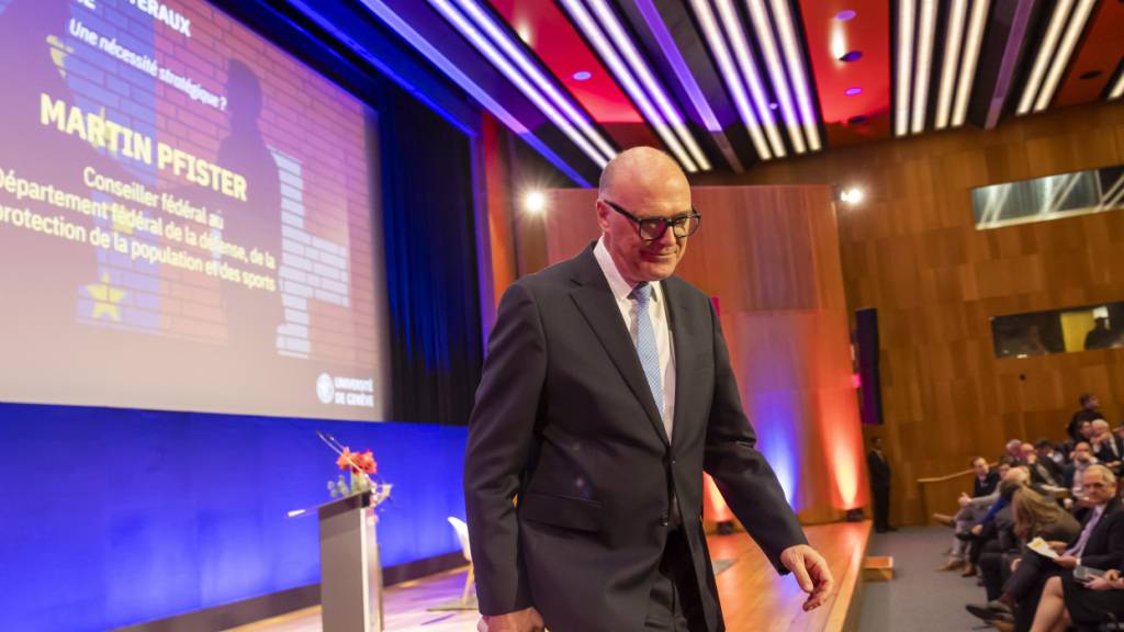 Nach einem Unterbruch durch Pfiffe und Buhrufe konnte Bundesrat Martin Pfister seinen Vortrag über die Bilateralen III an der Universität Genf doch noch halten.