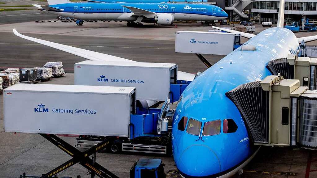 ARCHIV - Ein Flugzeug der Royal Aviation Company (KLM) steht am Flughafen Schiphol. Die niederländische Fluggesellschaft KLM hat ihre Flugverbindungen mit der Ukraine eingestellt. Das teilte KLM nach Angaben der niederländischen Nachrichtenagentur ANP am Samstag mit. Foto: Robin Utrecht/ANP/dpa