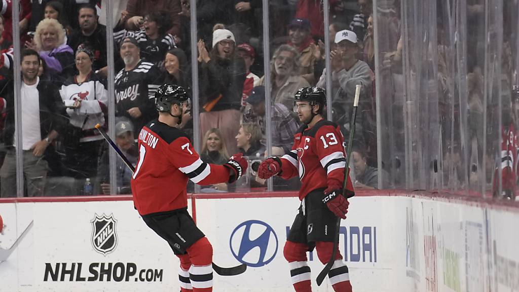 Wieder nimmt Nico Hischier (Nr. 13) Gratulationen zu einem Tor entgegen. Hischier führt die Goalgetter-Wertung in der NHL nach drei Wochen mit 9 Toren an