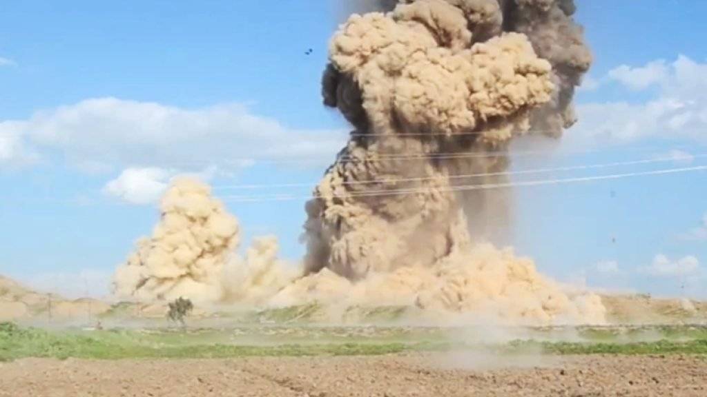 Eine UNO-Agentur bestätigte erhebliche Schäden bei einem Tempel in Nimrud, dessen Zerstörung der IS verkündet hatte. Das Archivbild stammt aus einem früheren IS-Video und soll ebenfalls Explosionen in Nimrud zeigen.