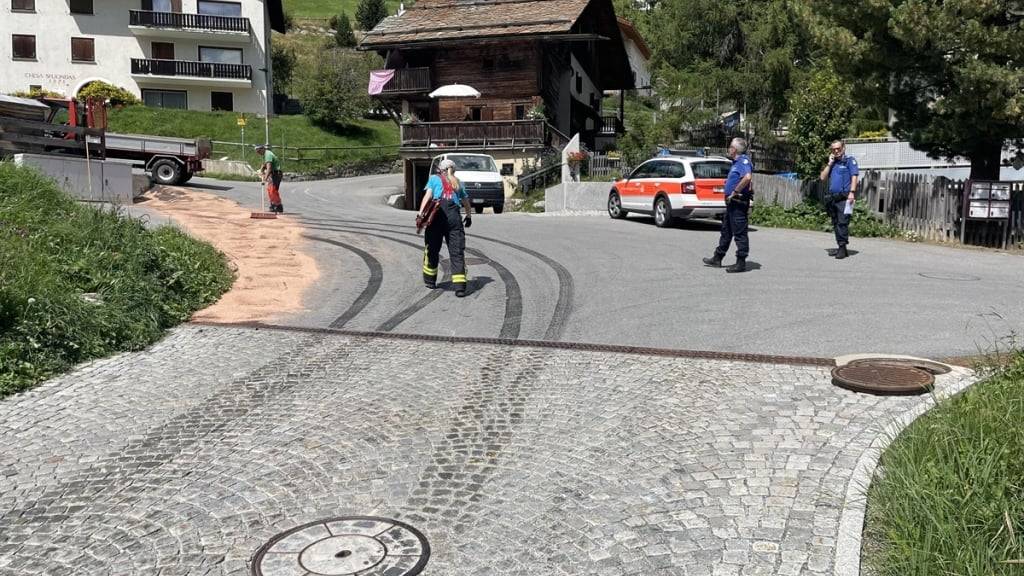 Gerade noch rechtzeitig verhinderten Einsatzkräfte in Zuoz GR, dass Öl aus einem verunfallten Lastwagen in den Inn fliesst.