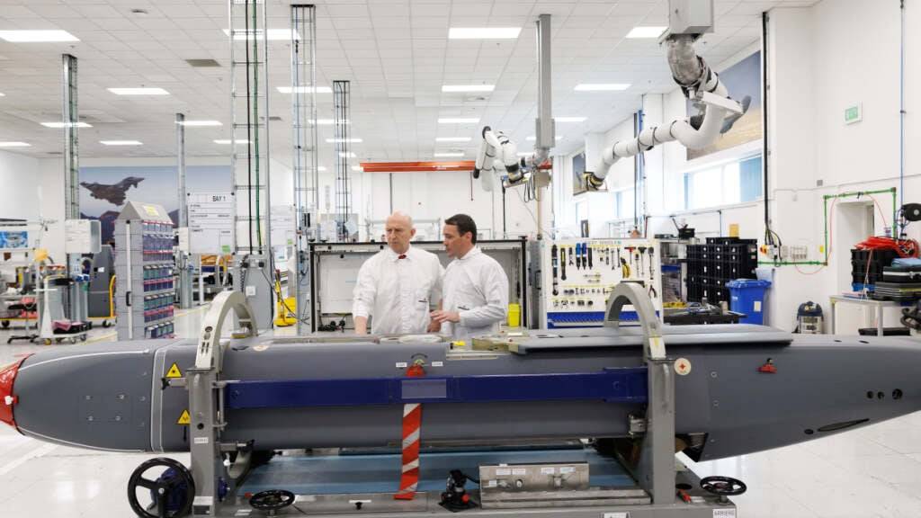 Der Direktor für Maschinenbau Matt Beamont (r) zeigt dem britischen Verteidigungsminister John Healey einen Storm Shadow-Flugkörper. Foto: Dan Kitwood/Pool Getty Images Europe/AP/dpa
