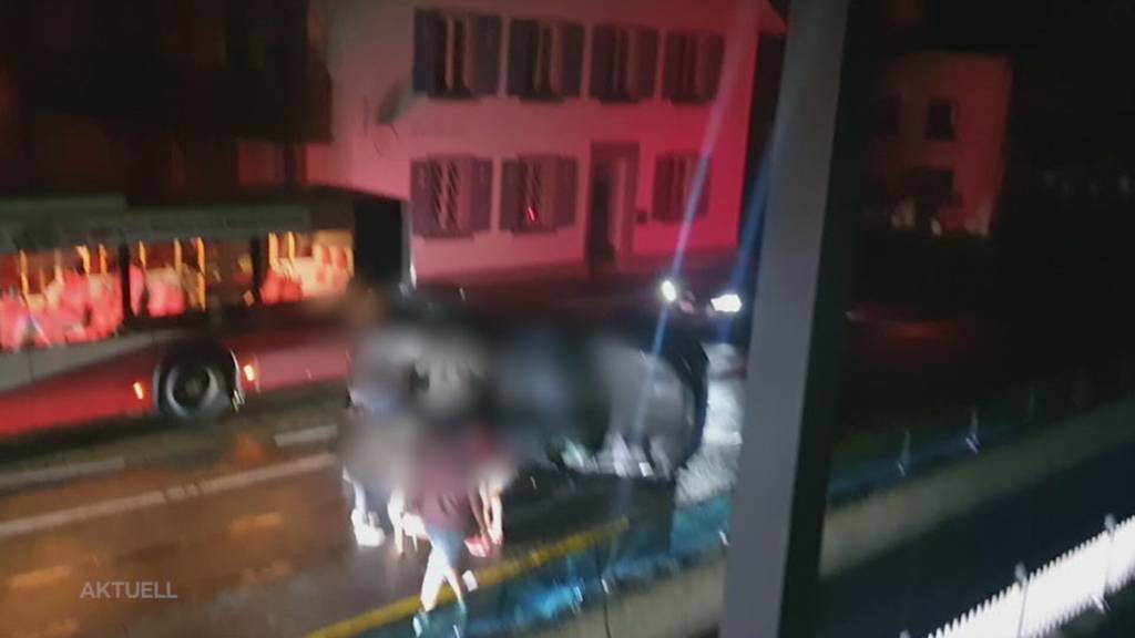 Auto überschlägt sich in Dietikon