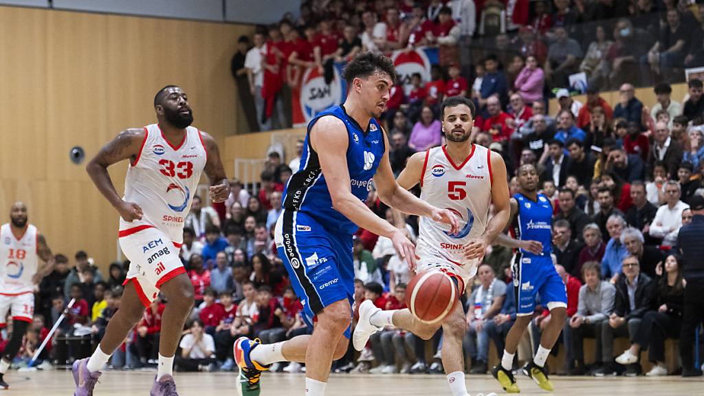 Fribourg Olympic in den blauen Shirts setzt sich im Playoff-Final gegen Massagno mit 3:1 Siegen durch