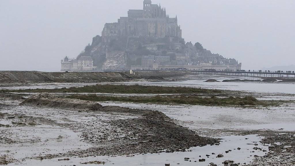 Zum Schutz vor Angreifern näher zusammengerückt: Der Fund eines Friedhofs auf dem Mont-Saint-Michel weist darauf hin, dass Teile des Dorfs einst aufgegeben wurden.