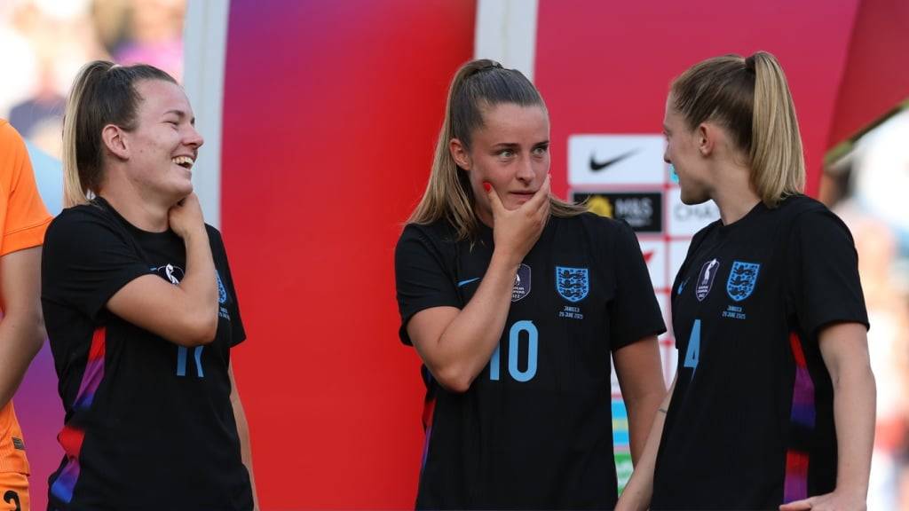 Keira Walsh (rechts) im Gespräch mit ihren Teamkolleginnen Lauren Hemp und Ella Toone