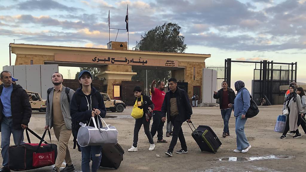 Palästinenser mit europäischen Pässen überqueren den Grenzübergang Rafah in Ägypten. Foto: Uncredited/AP/dpa