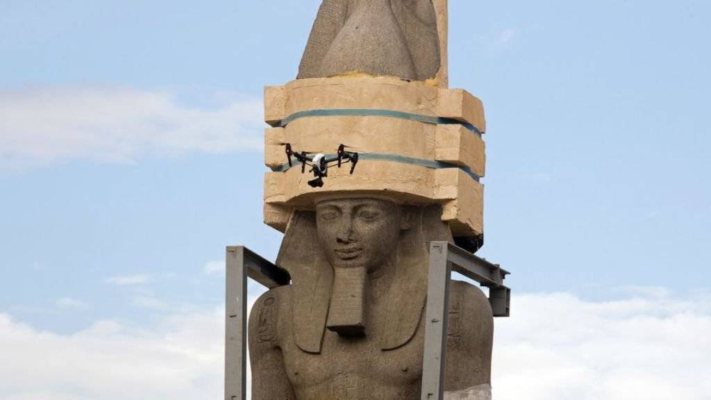 Die kolossale Statue von Ramses II ist mit viel Tamtam um 400 Meter versetzt worden.