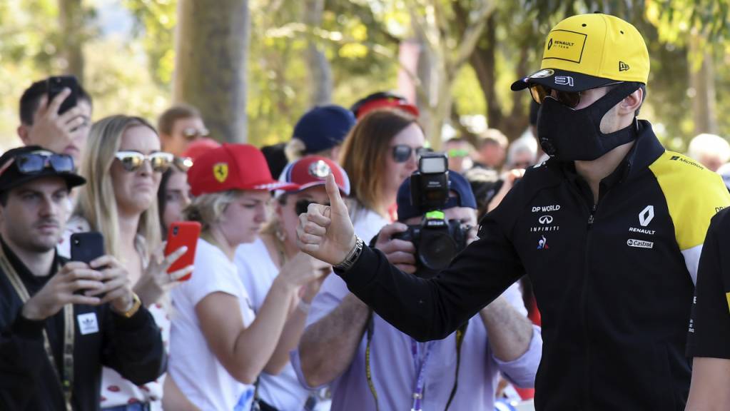Ein skurriles Bild: Formel-1-Fahrer Esteban Ocon mit Schutzmaske
