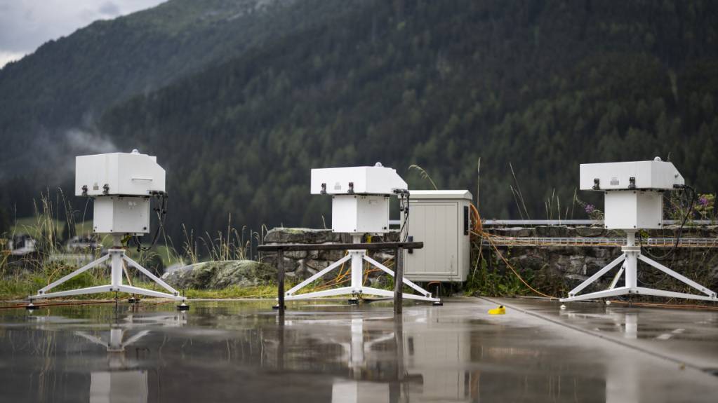 Drei Brewer-Spektrophotometer für die Ozonmessung, aufgenommen beim Physikalisch-Meteorologischen Observatorium Davos.