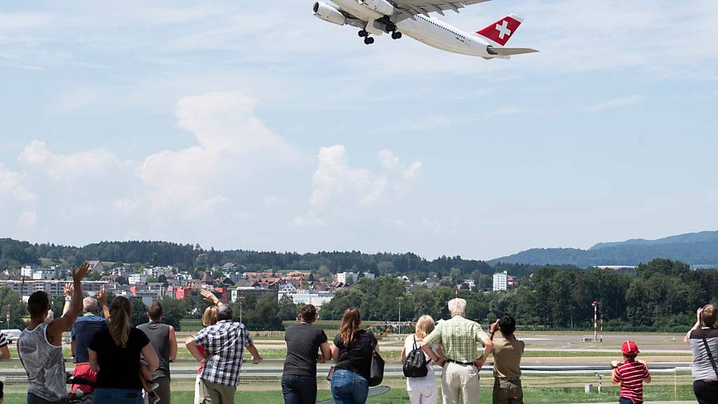 Die Ferienreisenden haben am Flughafen Zürich in den Sommerferien mehr Geduld gebraucht als noch im Vorjahr. So hat sich die Pünktlichkeit bei den Abflügen etwas verschlechtert. (Symbolbild)