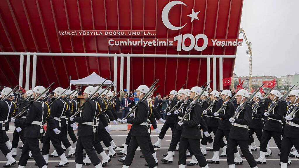Soldaten nehmen an einer Militärparade zum 100. Jahrestag der Gründung der Türkischen Republik teil. Foto: Mert Nazim Egin/ZUMA Press Wire/dpa