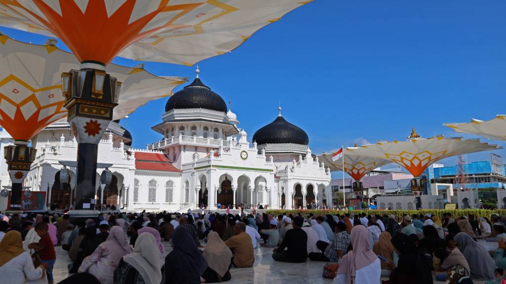 Einwohner von Banda Aceh lauschen einem Vortrag in der Großen Moschee von Baiturrahman, Banda Aceh City, Provinz Aceh, Indonesien. Tausende von Menschen versammelten sich in der Großen Baiturrahman-Moschee, um der Tsunami-Katastrophe von 2004 in Aceh zu gedenken. Foto: Khairu Syukrillah/ZUMA Press Wire/dpa