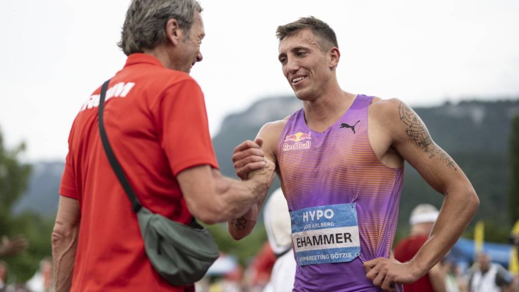 Simon Ehammer nimmt die Gratulationen von Trainer René Wyler entgegen