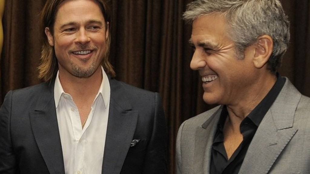 George Clooney (54,r) ist nur zwei Jahre älter als Brad Pitt (l). Dass er viel älter aussieht, hat ihn früher gestört, jetzt aber nicht mehr (archiv).